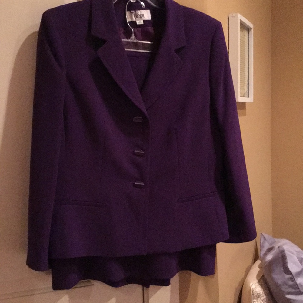 LeSuit Size 14 Purple Skirt Suit. Fully lined.